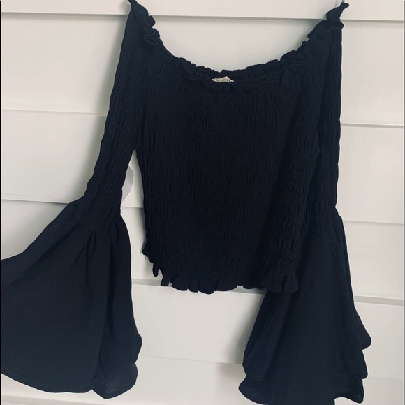 (NWT) Off Shoulder Bell Sleeve Blouse 🖤 - Picture 2 of 4